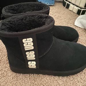 Black mini Ugg boots with white logo Size 6